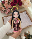 Santa Teresinha do Menino Jesus das Rosas do Amor – Amigurumi Sagrado em Crochê | Santa Arte