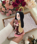 Santa Teresinha do Menino Jesus das Rosas do Amor – Amigurumi Sagrado em Crochê | Santa Arte